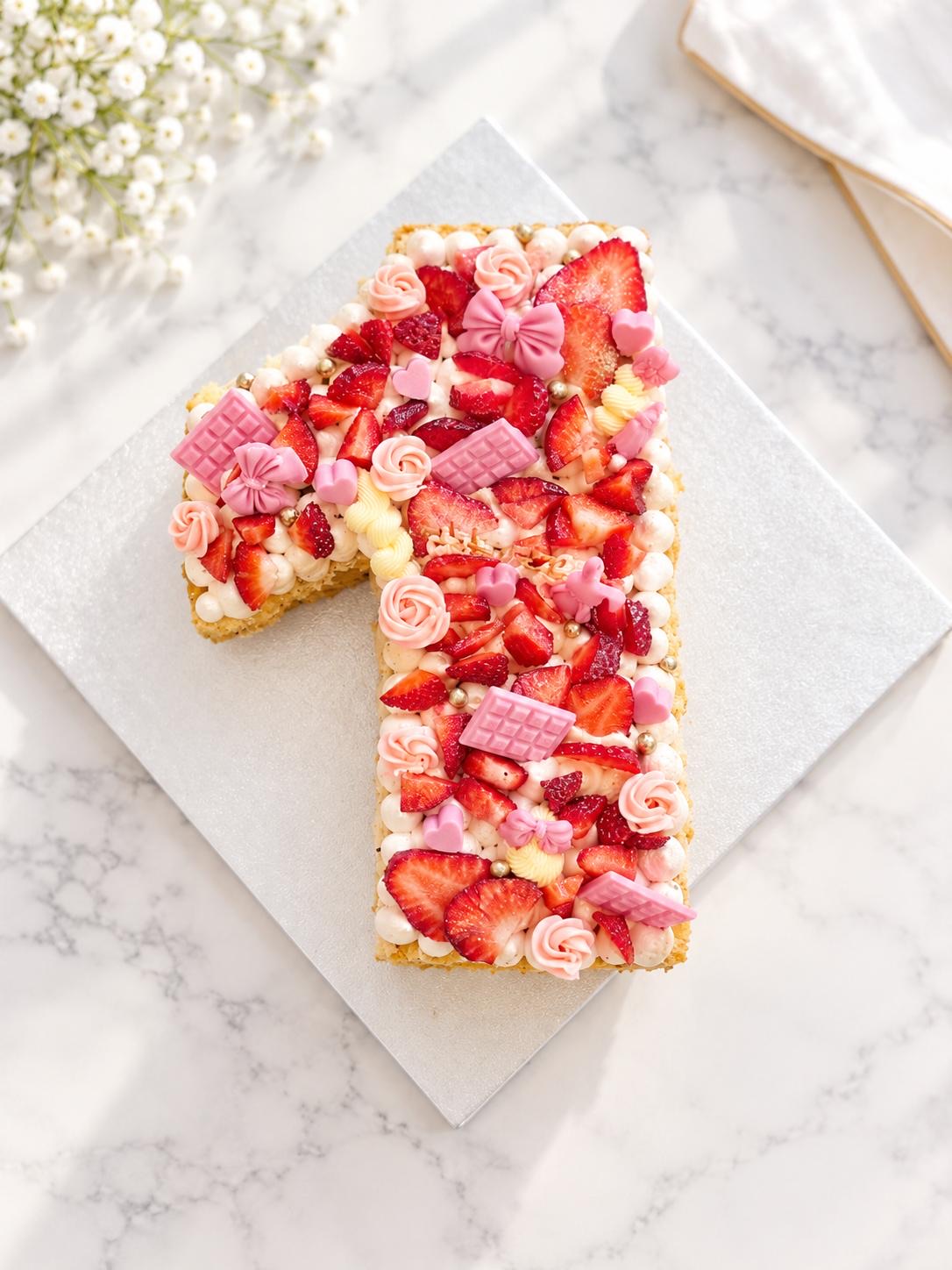 Numbercake 1 mit Erdbeeren und rosa Macarons