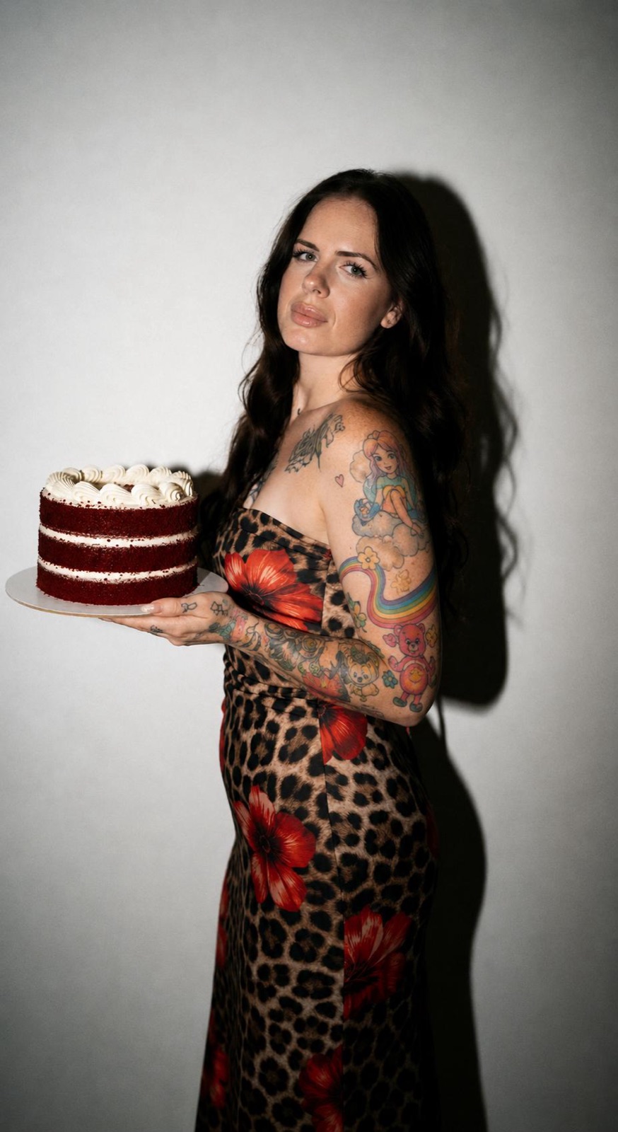 Tamara Medaglia mit einer Red-Velvet-Torte